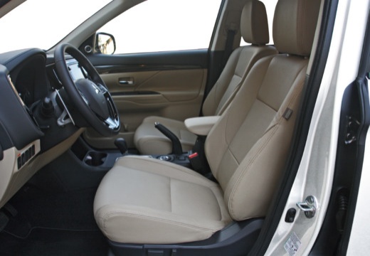 MITSUBISHI Outlander 2.0I 200 PHEV Hybride rechargeable Essence Instyle - Véhicule Occasion Océane Auto