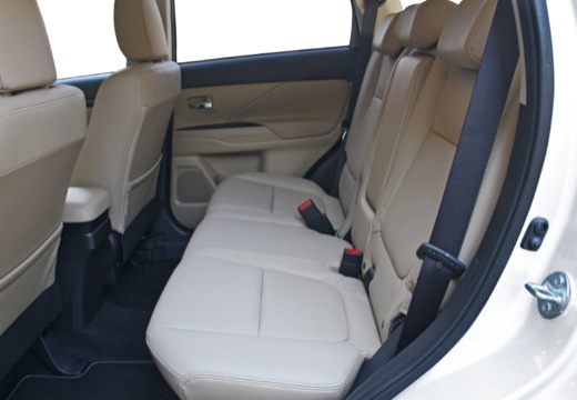 MITSUBISHI Outlander 2.0I 200 PHEV Hybride rechargeable Essence Instyle - Véhicule Occasion Océane Auto